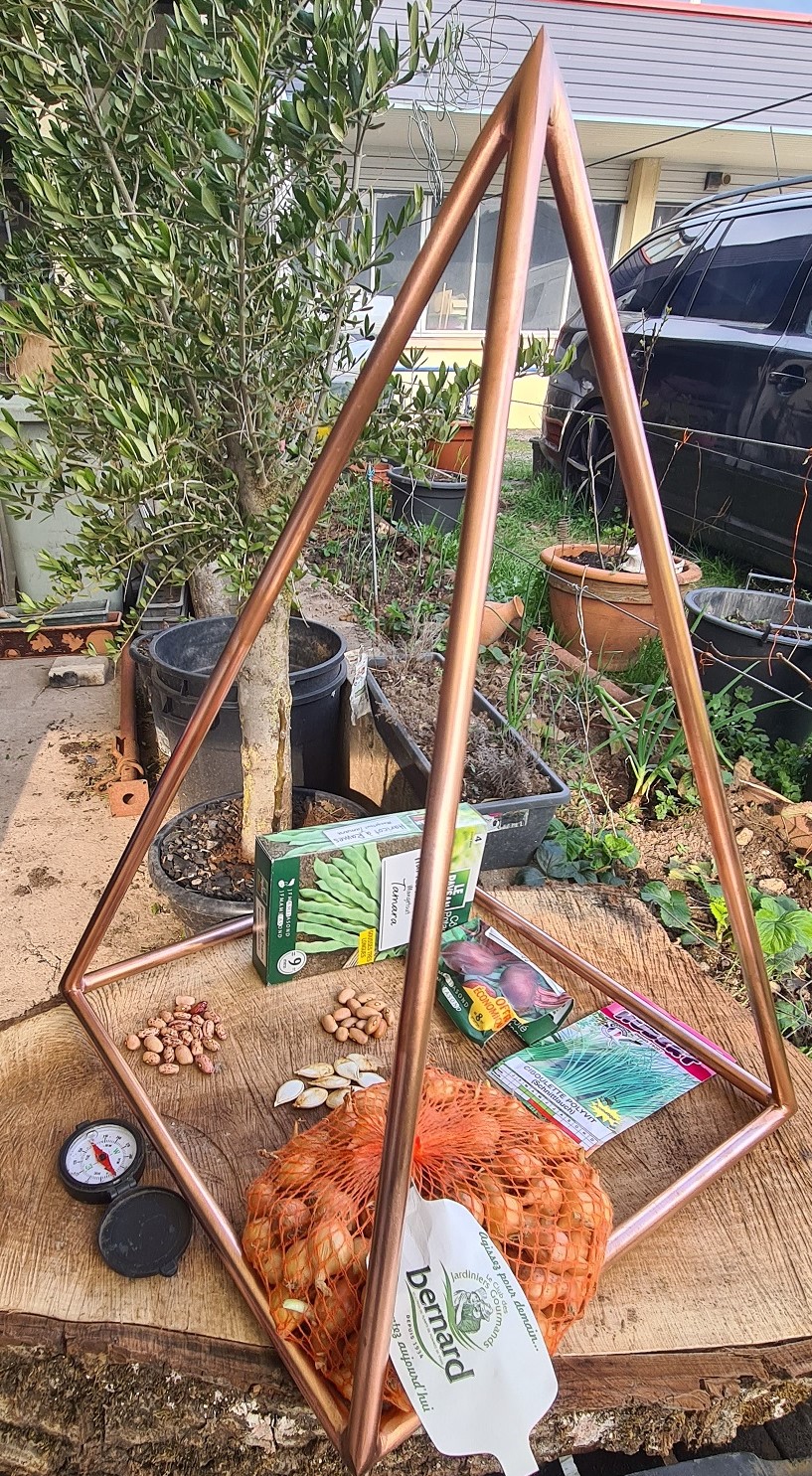 Pyramide Nubienne soud�e en cuivre