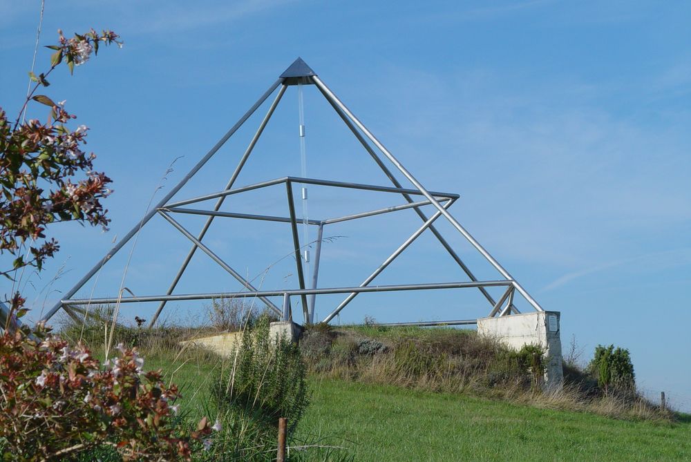 Grandes pyramides personnalis�es install�es sur un terrain